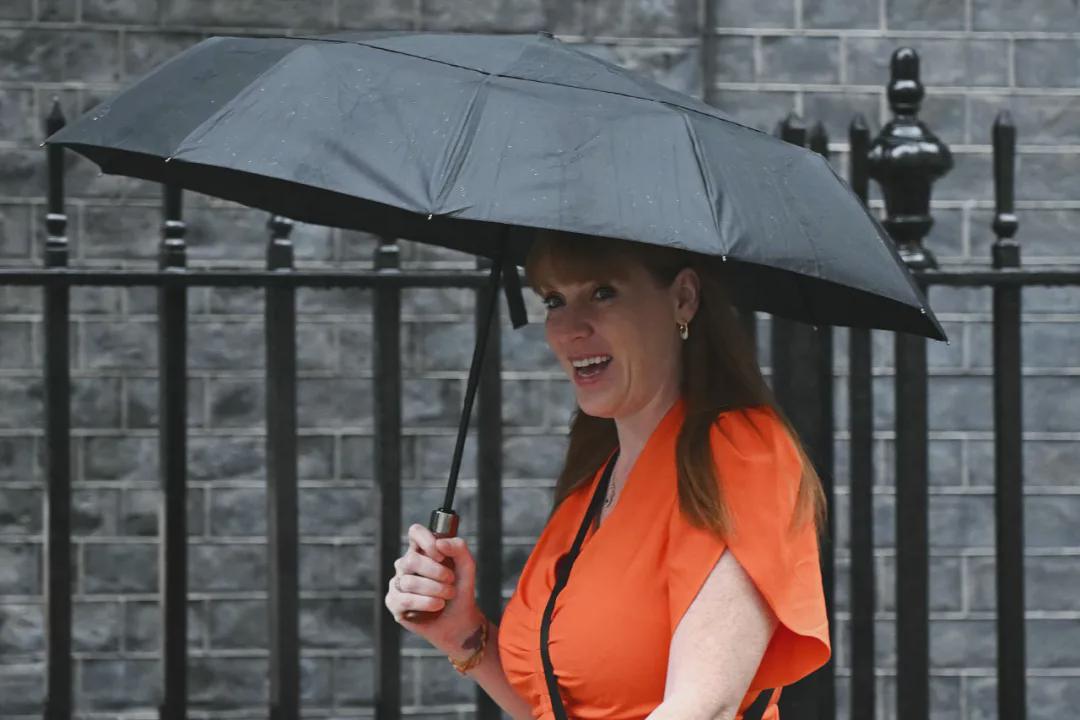 这位“问题少女”16岁当妈，44岁当副首相